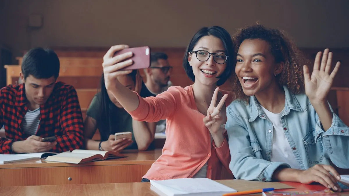 Studenti in aula con lo smartphone