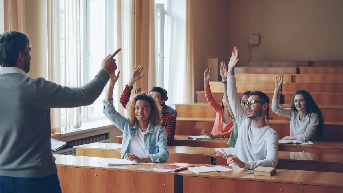 Una classe che alza la mano durante la lezione
